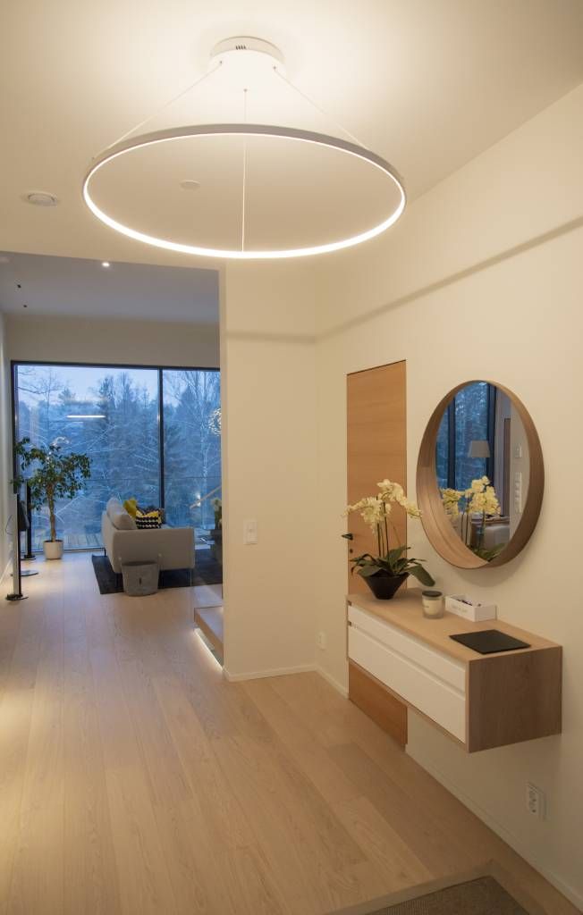 Sfondo verde con un quadrato bianco con il testo "LED STORE", che evidenzia le soluzioni di illuminazione ad alta efficienza energetica.