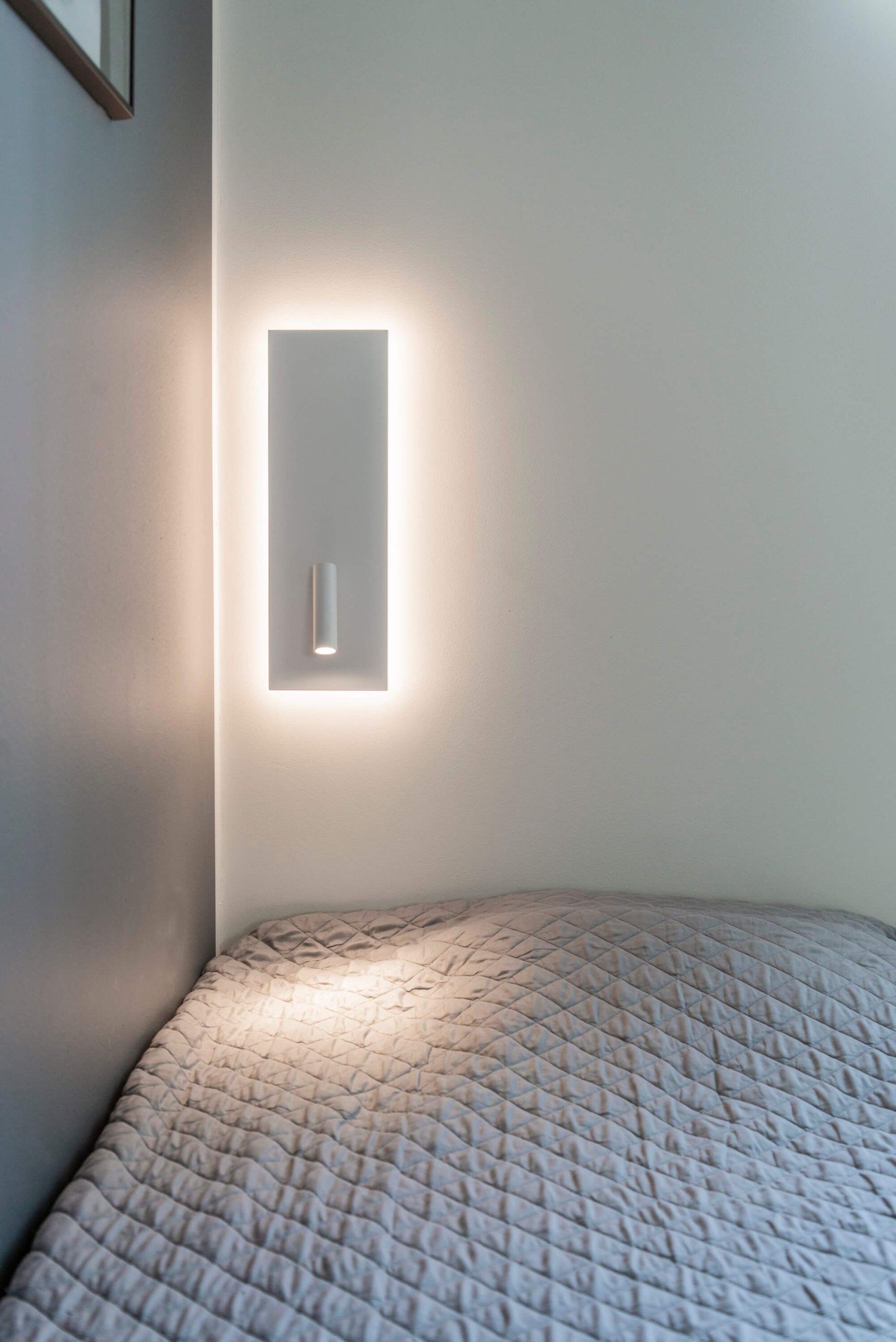 Logo LED STORE su sfondo verde: un quadrato bianco con al centro il testo "LED STORE", che aumenta la visibilità e attira gli acquirenti attenti all'ambiente.