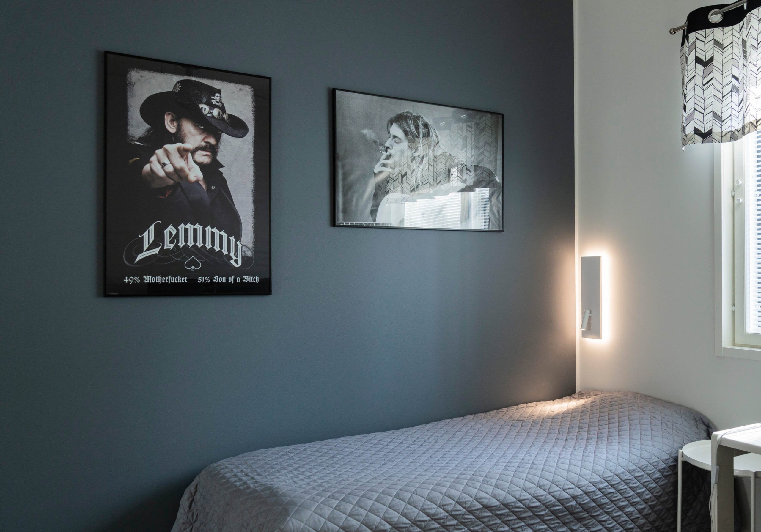 Uno sfondo verde con un quadrato bianco al centro che riporta la scritta "LED STORE" in caratteri maiuscoli, evidenziando le soluzioni di illuminazione ad alta efficienza energetica.