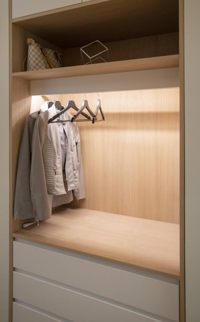 Lo sfondo verde presenta un quadrato bianco con il testo "LED STORE" in grassetto maiuscolo, che evidenzia le soluzioni di illuminazione ad alta efficienza energetica.