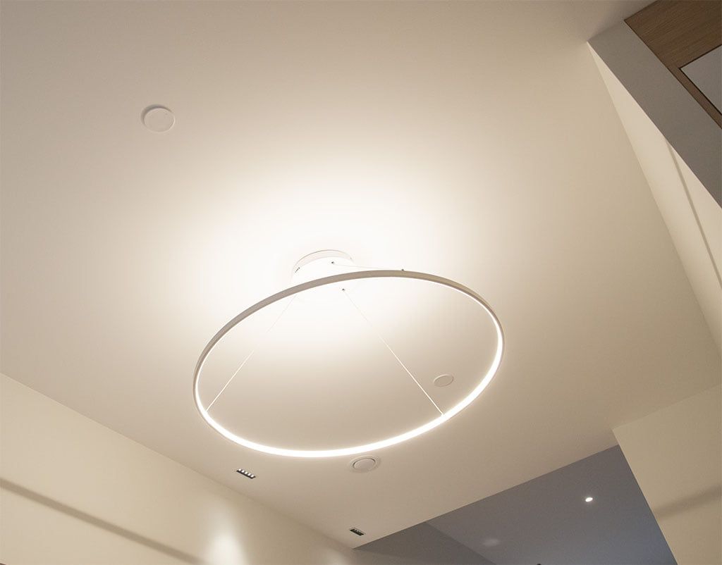 Sfondo verde, quadrato bianco al centro e il testo "LED STORE" in grassetto maiuscolo che evidenzia le soluzioni di illuminazione ad alta efficienza energetica.