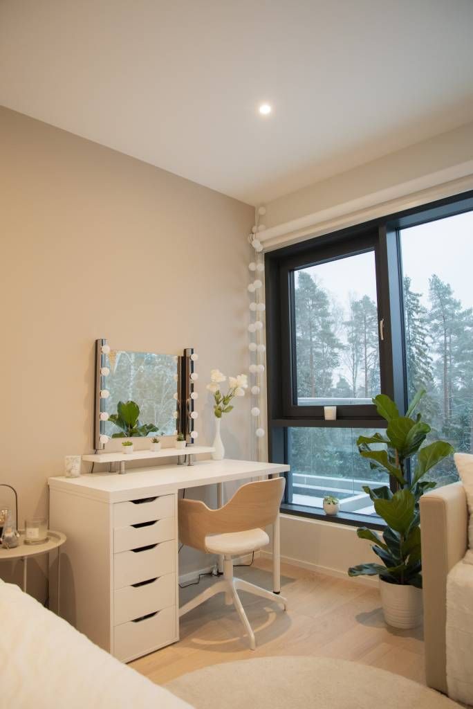 Sfondo verde brillante con un piccolo quadrato bianco e il testo "LED STORE" in grassetto bianco maiuscolo, che evidenzia le soluzioni di illuminazione a LED.