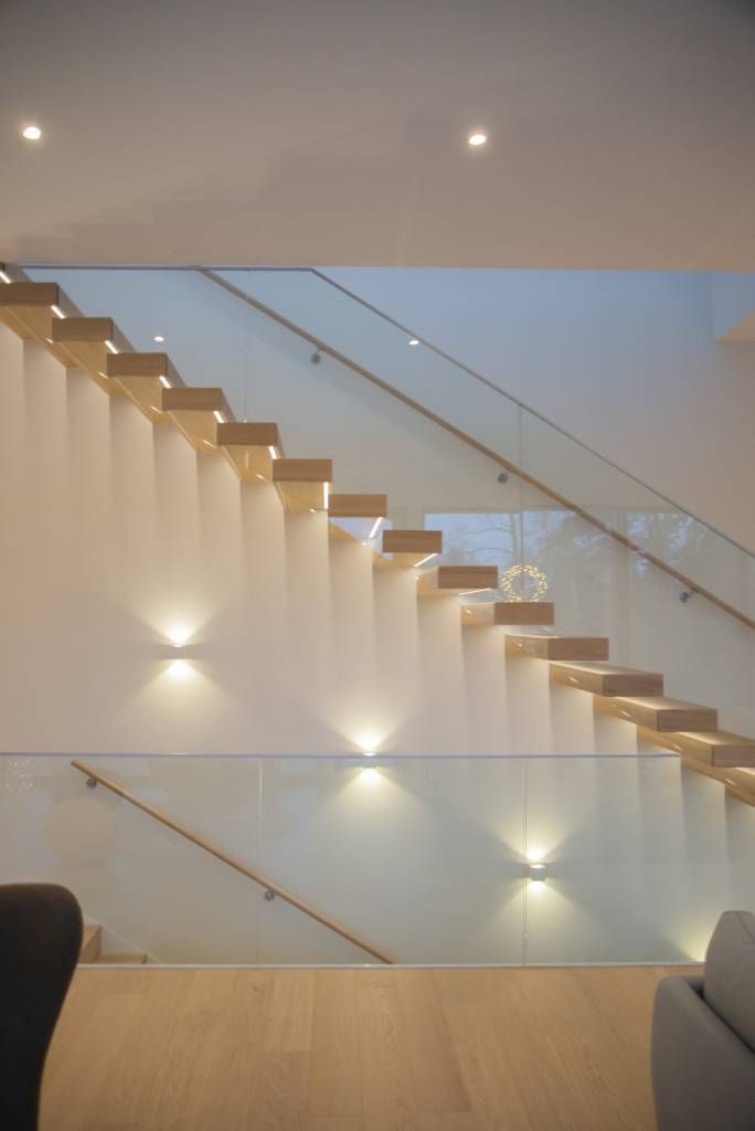 Illuminazione versatile con gli apparecchi a parete Cubic, i faretti fissi 023 e le luci a gradino. © LedStore