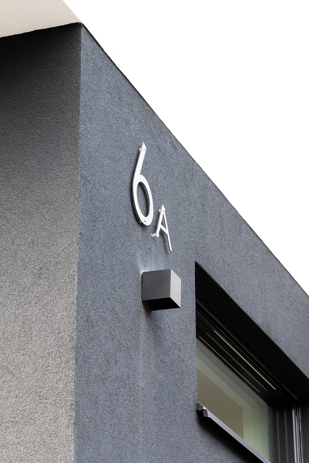 Uno sfondo verde con un quadrato bianco al centro che riporta la scritta "LED STORE" in grassetto, evidenziando le opzioni di illuminazione ad alta efficienza energetica.