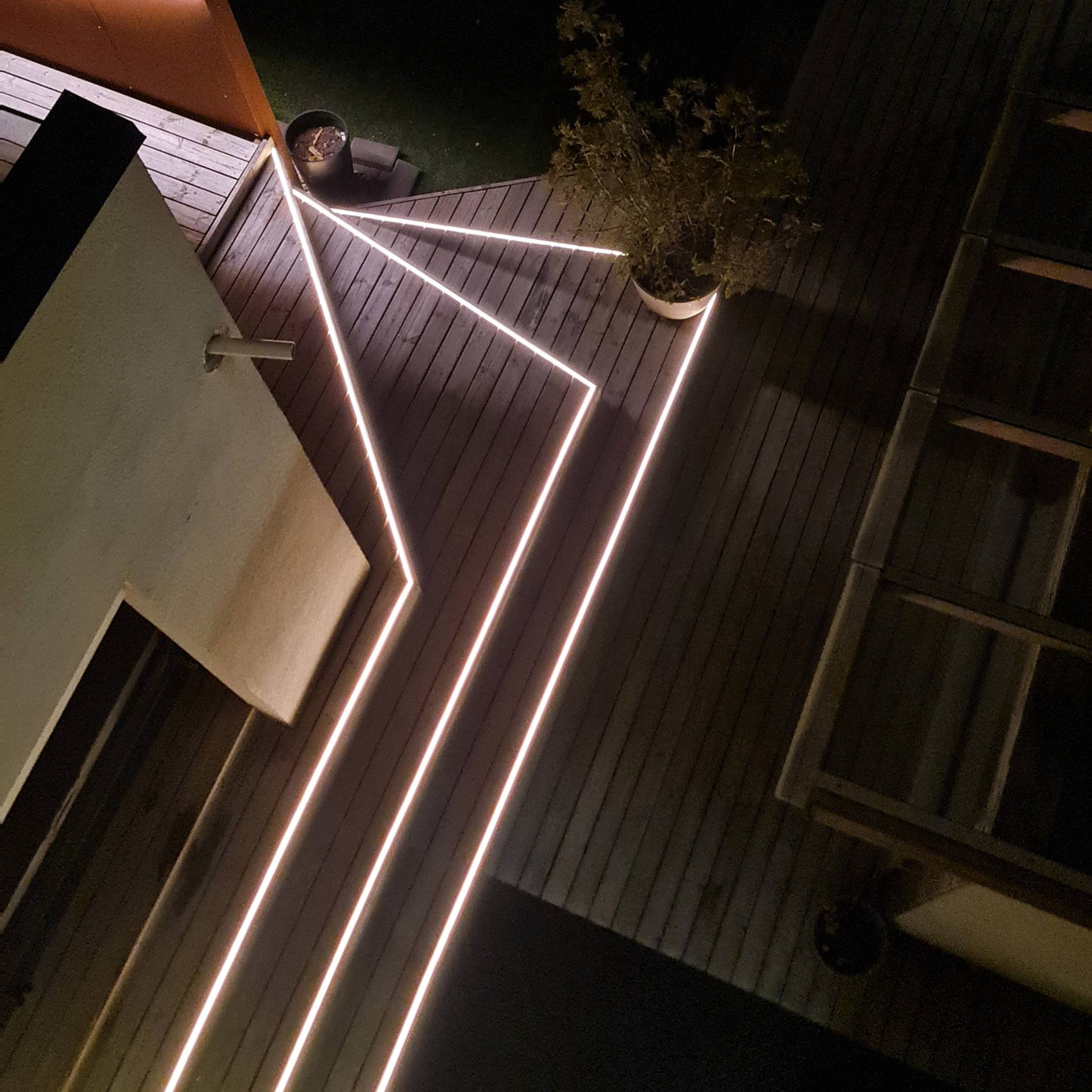 Nastro LED NEON incastonato nel bordo di una terrazza all'aperto