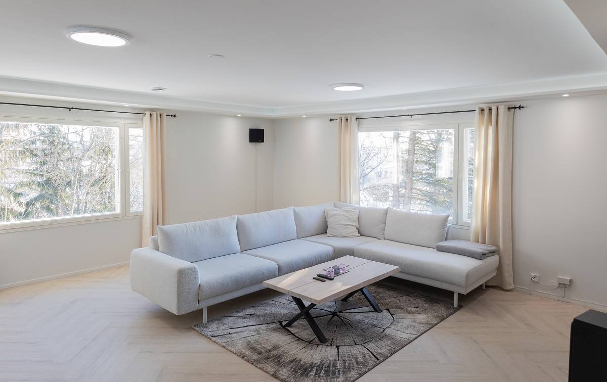 Due plafoniere al centro della stanza, spot led ai bordi della stanza, strisce led come luce indiretta sulla discesa intorno alla stanza.