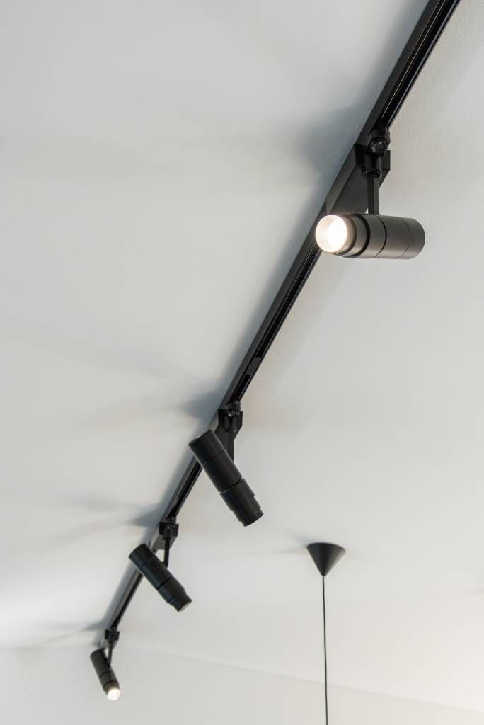 Logo del negozio di illuminazione a LED; sfondo verde al centro di un quadrato bianco evidenziato dal testo in grassetto "LED STORE" per migliorare la visibilità e il branding.