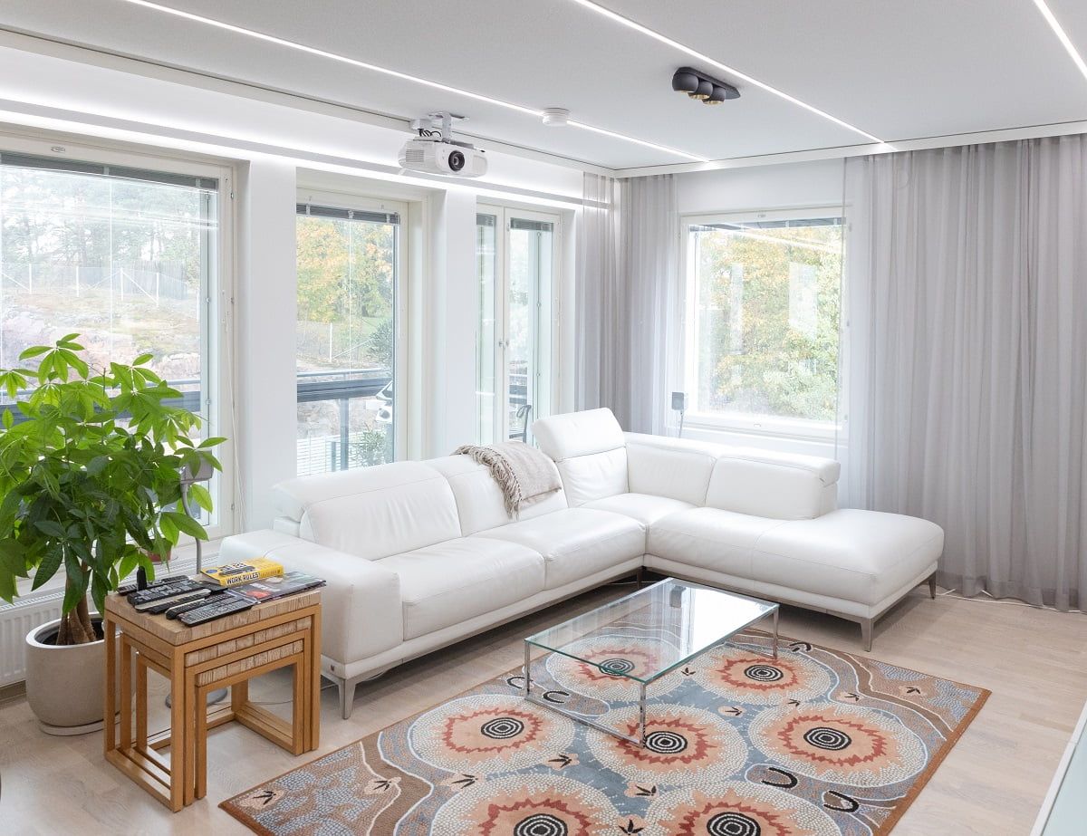 La striscia LED da incasso nel soggiorno fornisce una luce uniforme e bella. La striscia LED ha una resa luminosa di 1000 lumen per metro. © LedStore