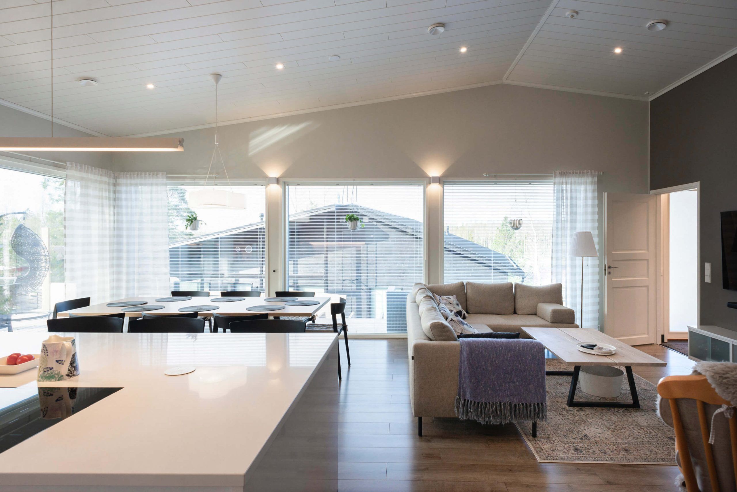 Logo LED STORE su sfondo verde, contorno quadrato bianco, lettera maiuscola bianca in grassetto al centro.