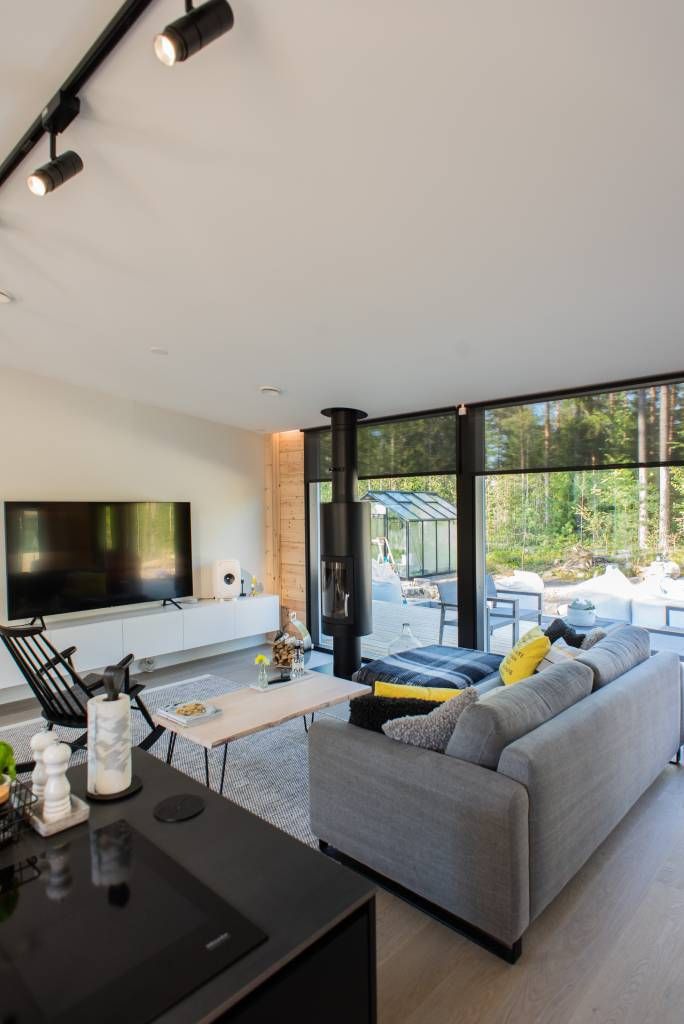 Sfondo verde con un quadrato bianco e il testo "LED STORE" in grassetto maiuscolo, che evidenzia le soluzioni di illuminazione ad alta efficienza energetica.