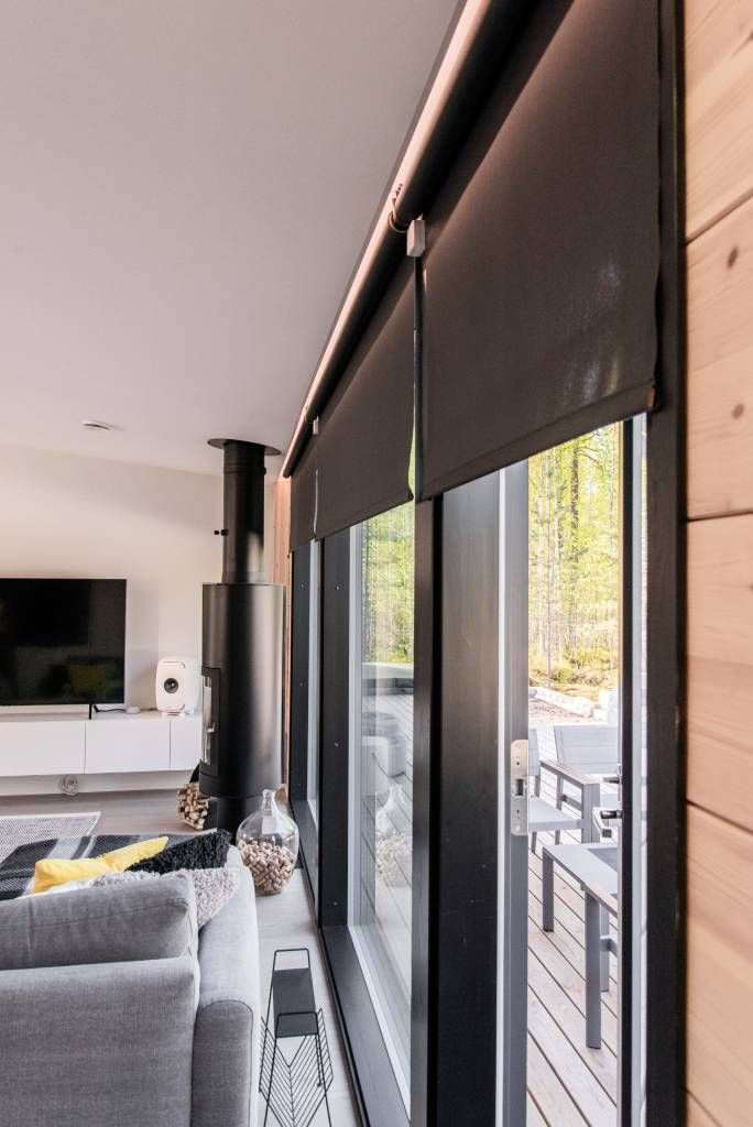 Sfondo verde e quadrato bianco con al centro la scritta "LED STORE" in lettere maiuscole bianche, che promuove soluzioni di illuminazione ecologiche.