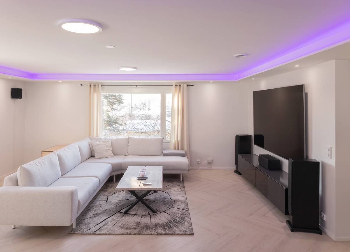 Striscia led RGB+CCT del soggiorno illuminata con poca luce.