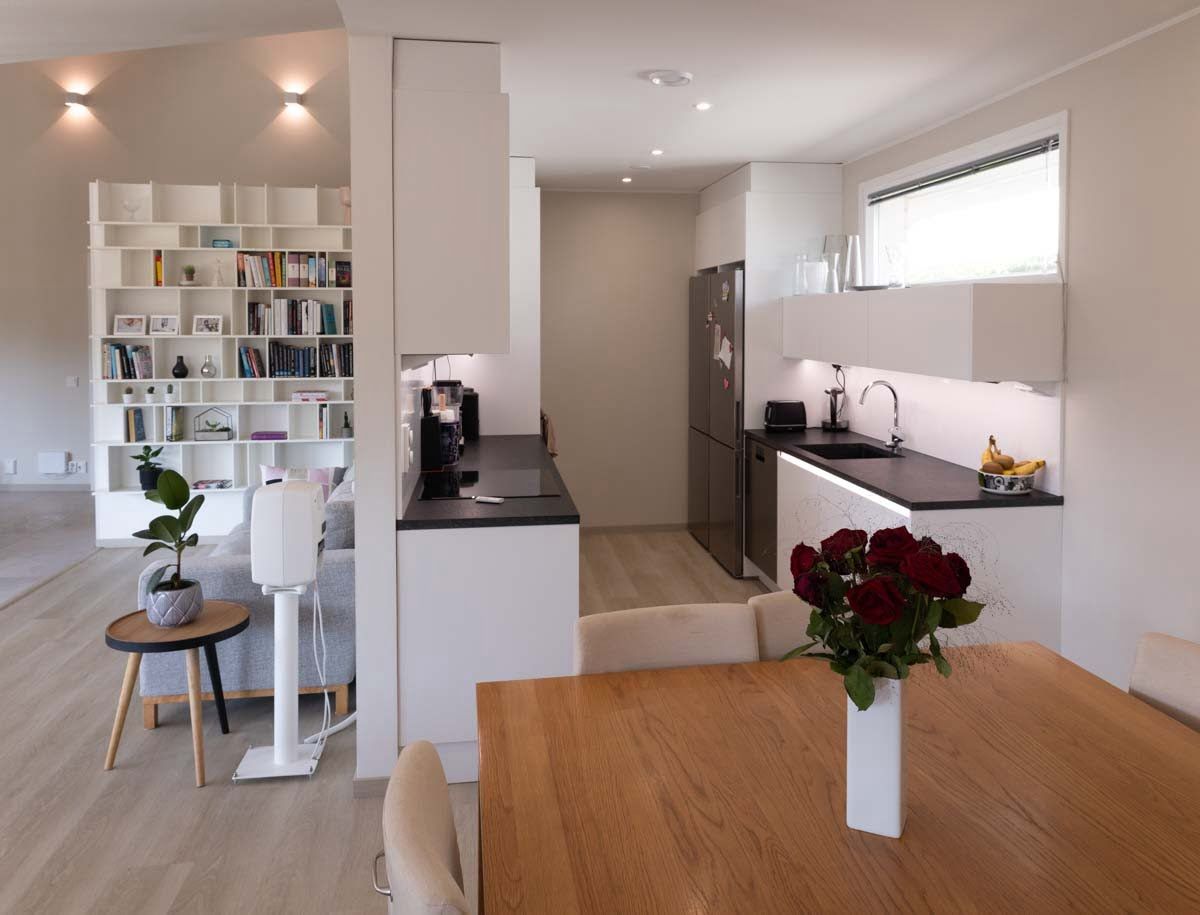 Uno sfondo verde con un quadrato bianco al centro che mostra "LED STORE" in testo bianco, evidenziando le soluzioni di illuminazione ad alta efficienza energetica.