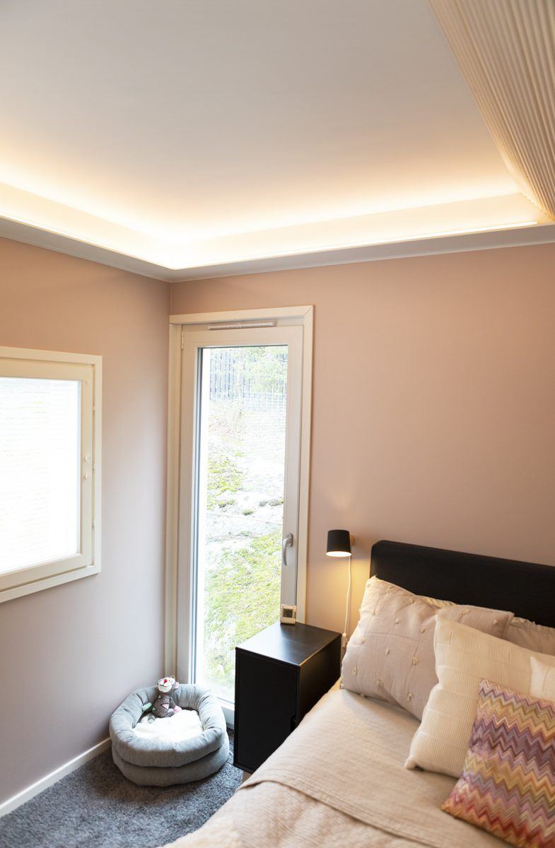 Logo LED STORE su sfondo verde con un quadrato bianco e lettere maiuscole bianche in grassetto per promuovere soluzioni di illuminazione ad alta efficienza energetica.