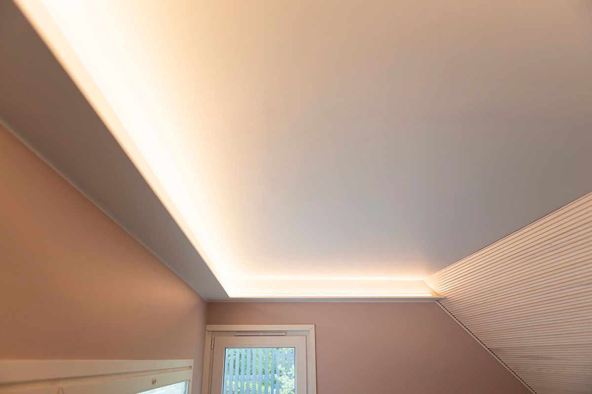 Uno sfondo verde e un quadrato bianco con il testo "LED STORE" in grassetto evidenziano le soluzioni di illuminazione LED ad alta efficienza energetica.