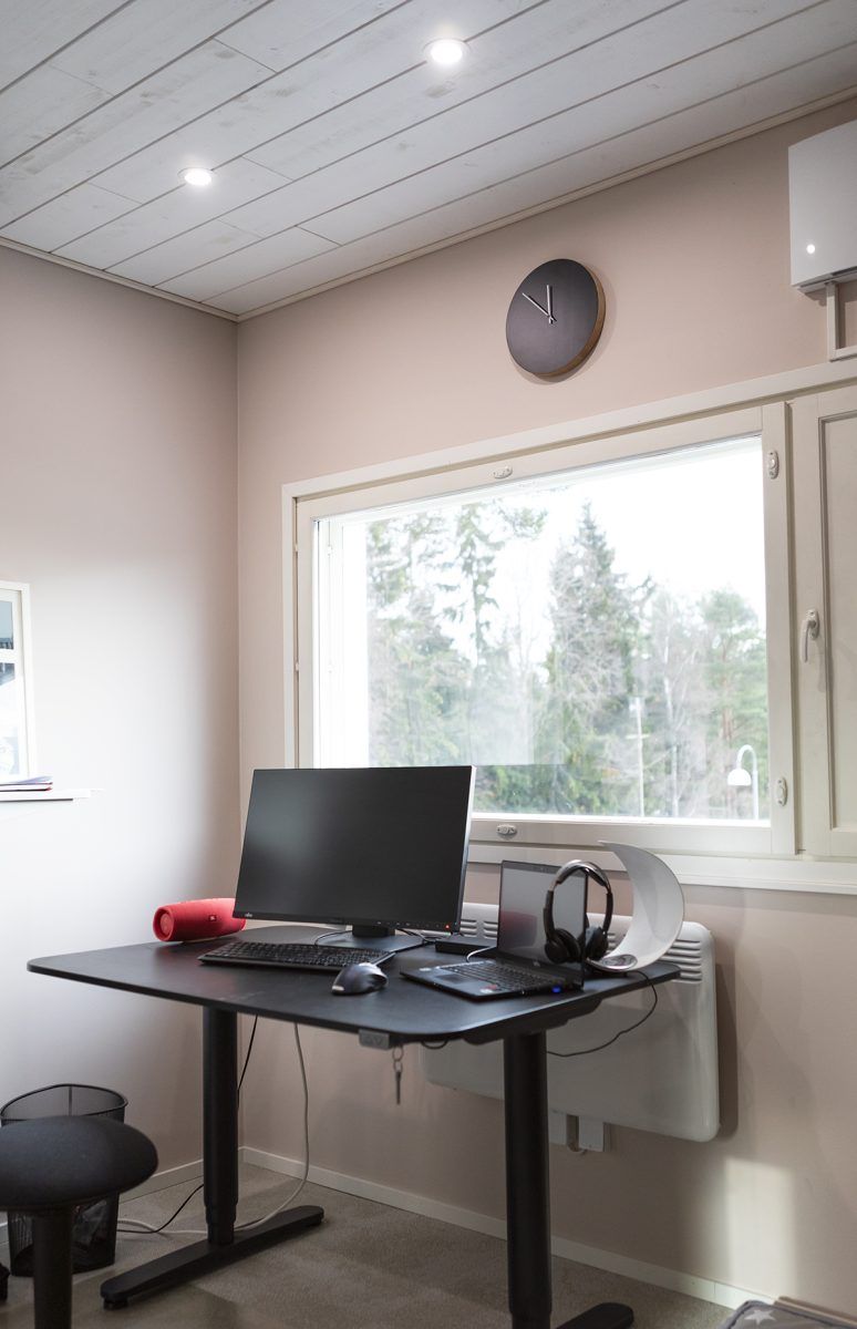 Logo del negozio di illuminazione a LED su sfondo verde con un quadrato bianco con il testo "LED STORE" al centro.