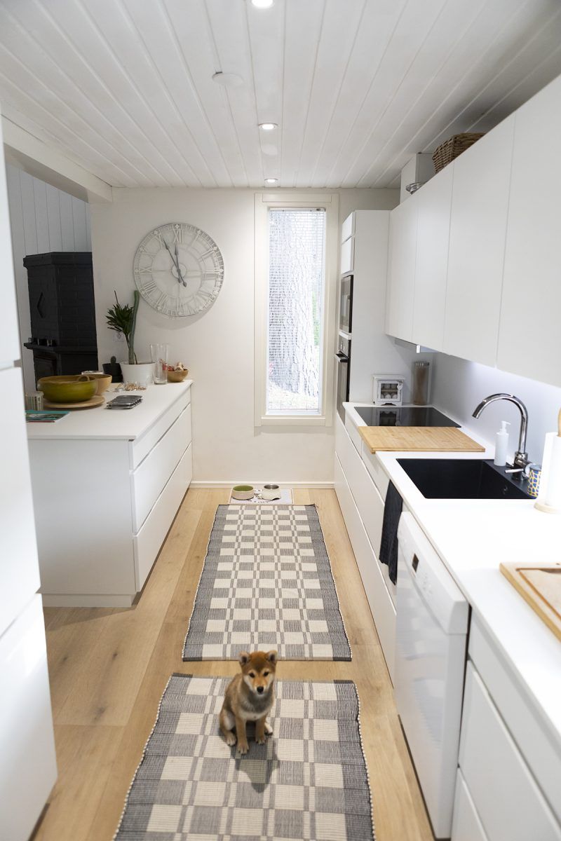 Sfondo verde e quadrato bianco con testo minimalista "LED STORE" al centro, che evidenzia il tema del negozio di illuminazione a LED.