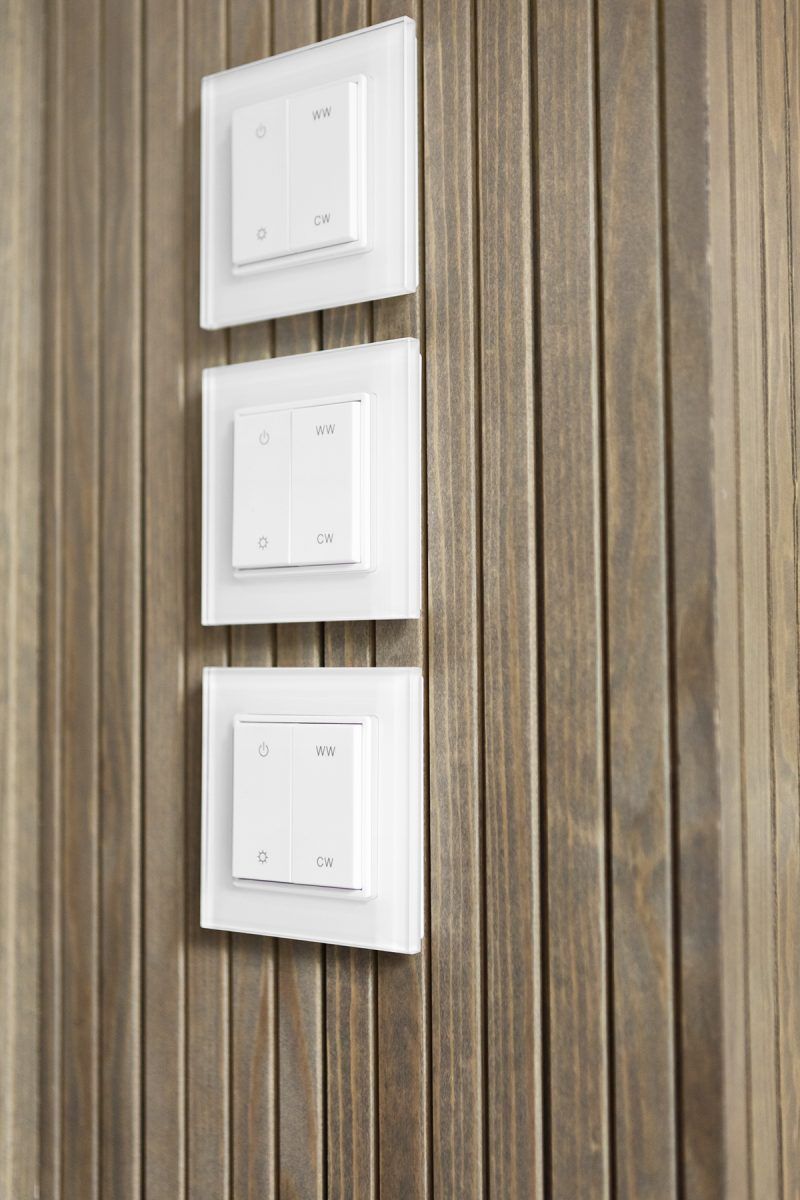 Logo del negozio di illuminazione a LED con sfondo verde e quadrato bianco con testo in grassetto "LED STORE".