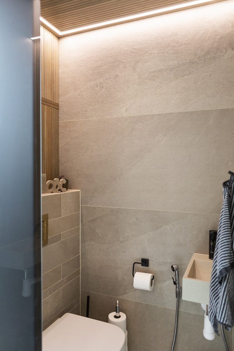 Il testo bianco "LED STORE" su sfondo verde evidenzia le soluzioni di illuminazione ad alta efficienza energetica. Il carattere semplice evidenzia le opzioni LED moderne ed ecologiche.