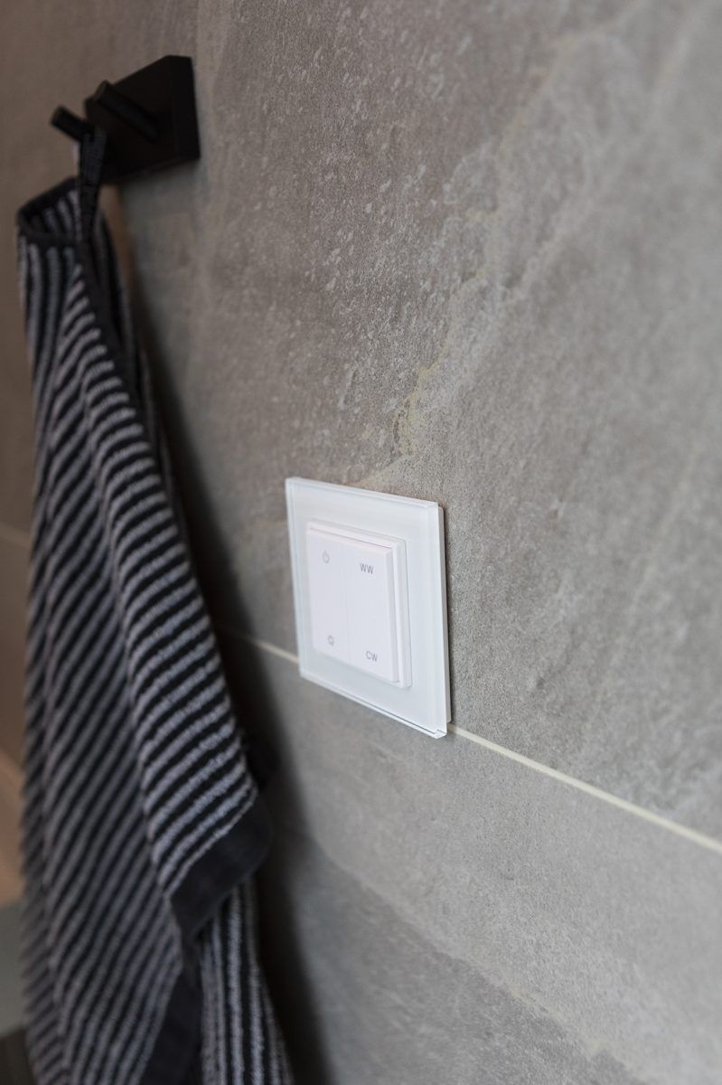 Logo LED Store su sfondo verde con il testo "LED STORE" in bianco al centro di un quadrato bianco. Perfetto per le opzioni di illuminazione a risparmio energetico.