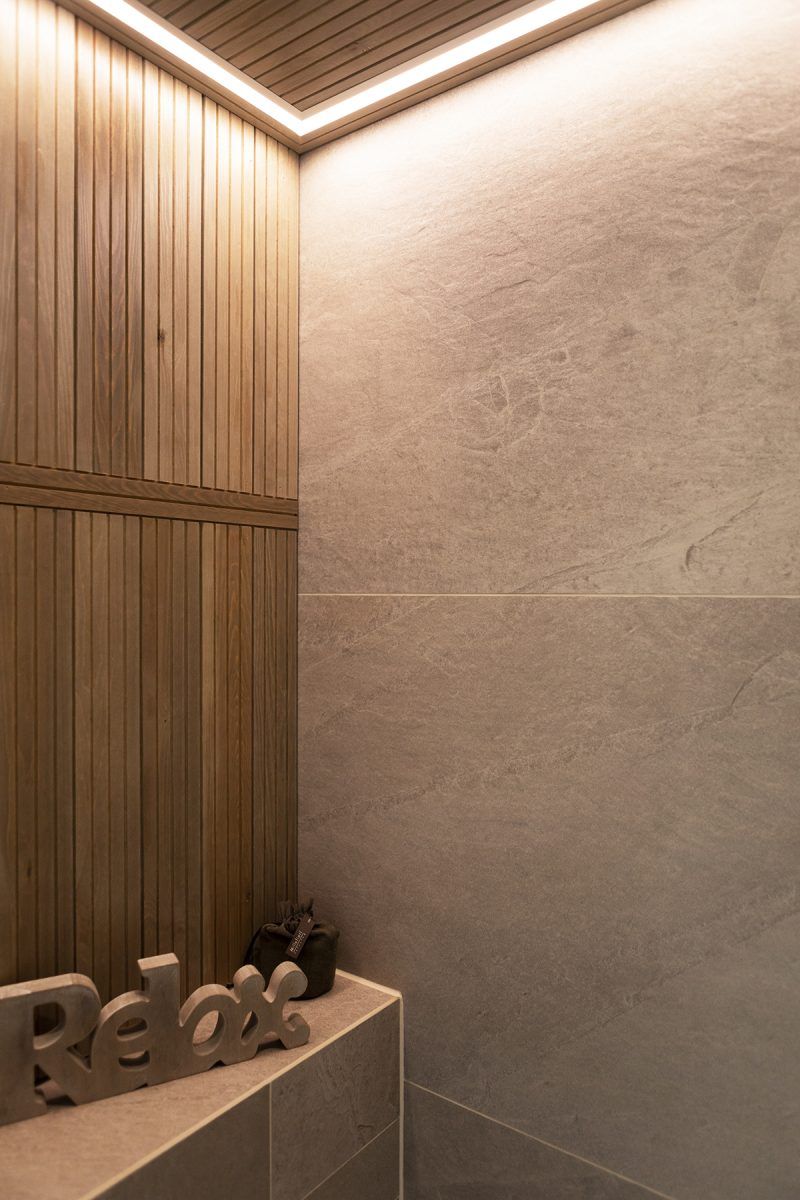 Logo LED Store su sfondo verde con la scritta "LED STORE" in grassetto al centro di un quadrato bianco.