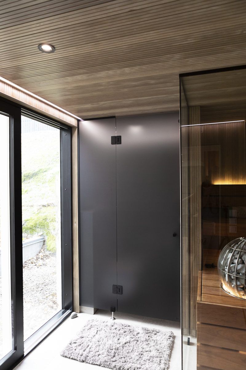 Logo LED STORE su sfondo verde con un quadrato bianco con "LED" in testo bianco in alto.