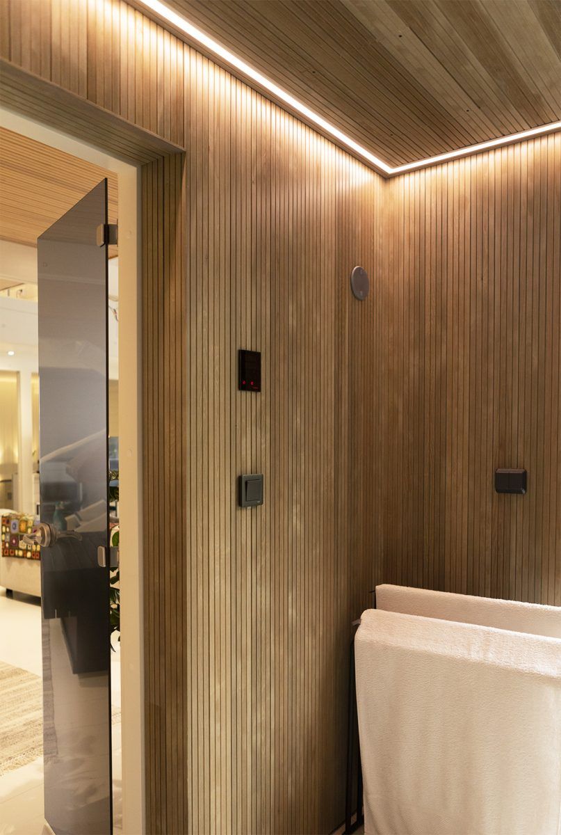 Sfondo verde e quadrato centrale bianco con il testo "LED STORE", che evidenzia l'attenzione del marchio per i prodotti di illuminazione a risparmio energetico.