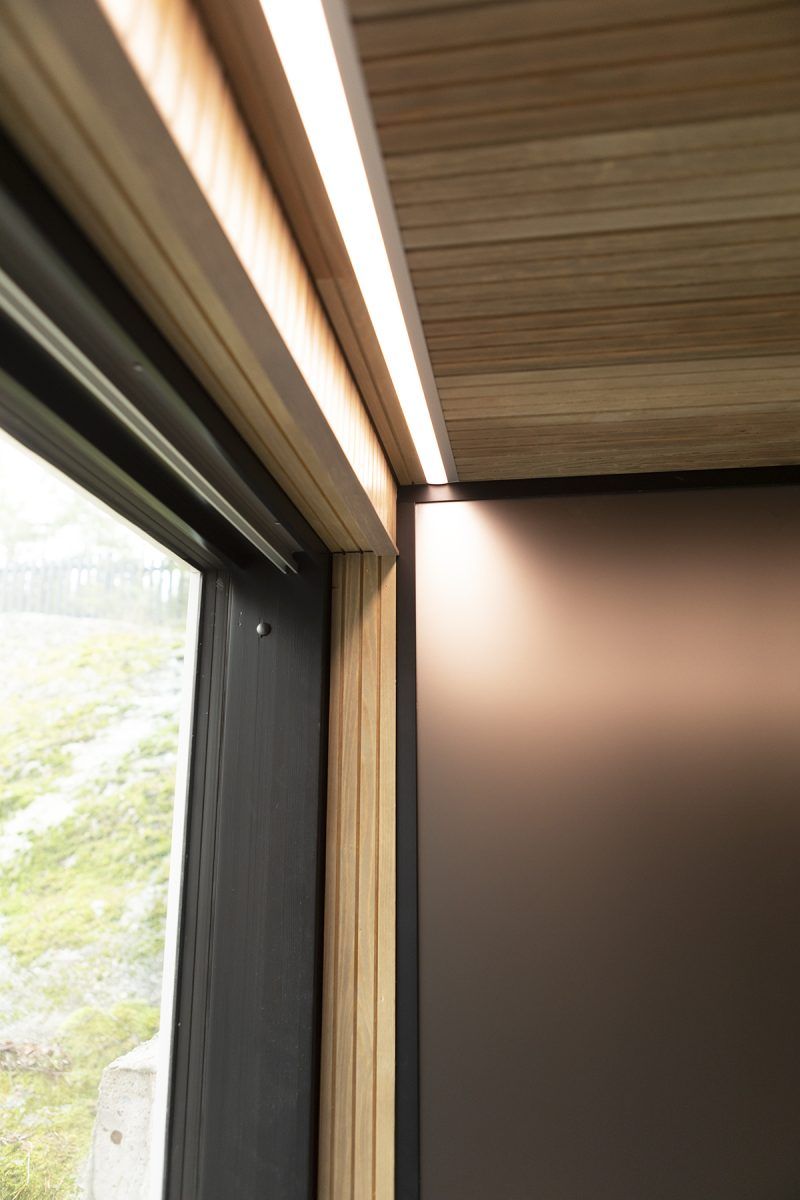 Sfondo verde con un quadrato bianco con il testo in grassetto "LED STORE", che evidenzia le soluzioni di illuminazione ad alta efficienza energetica.