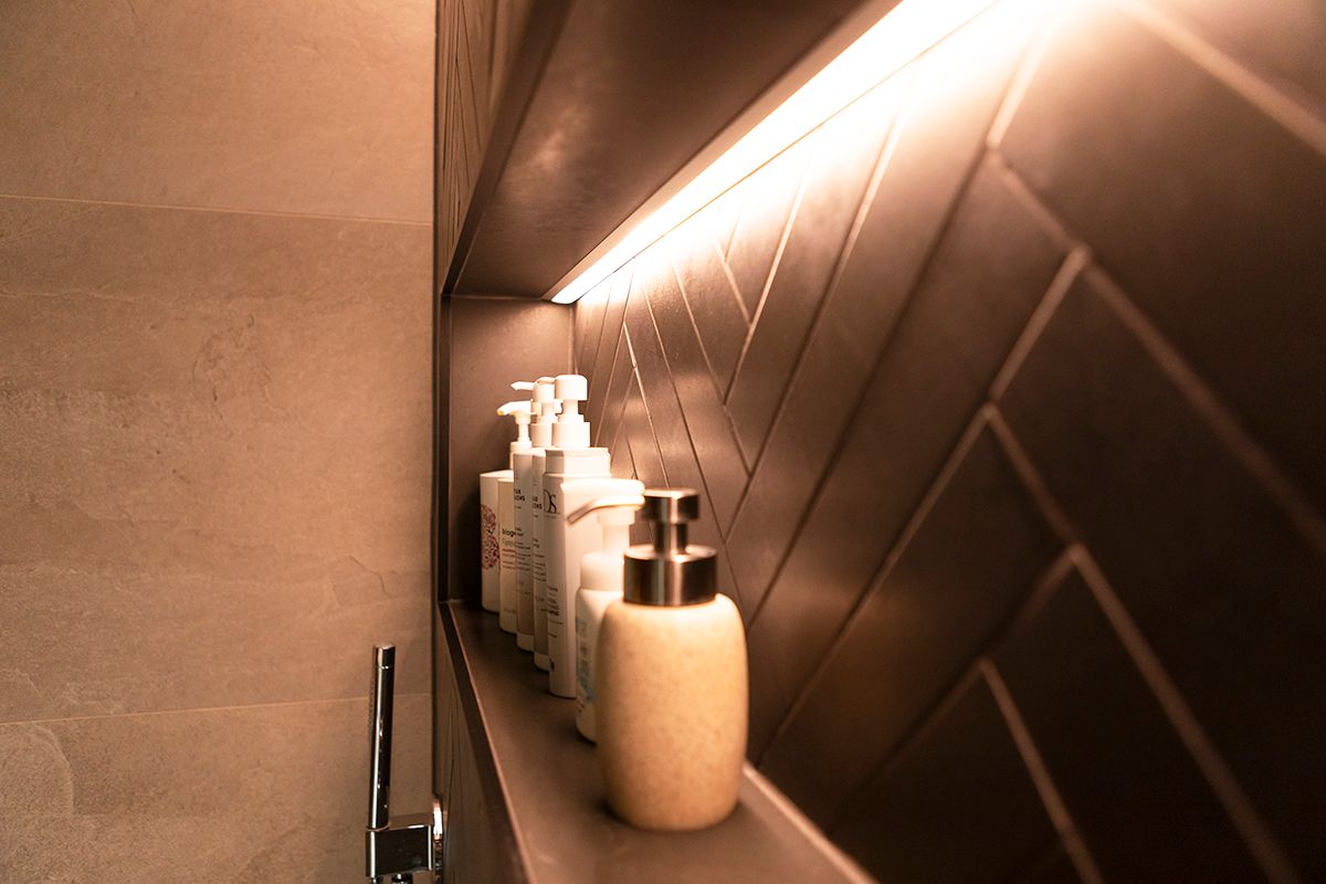 Logo del negozio di illuminazione a LED su sfondo verde e un quadrato bianco con la scritta "LED STORE" in grassetto bianco maiuscolo per evidenziare il marchio.