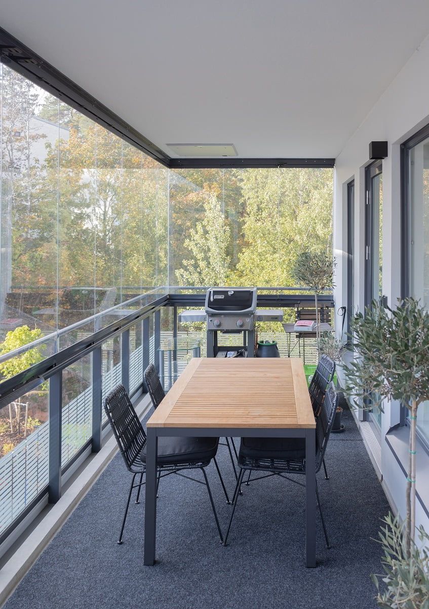 Sul balcone, il nero FUNK illumina le pareti e il soffitto di sera. ©LedStore