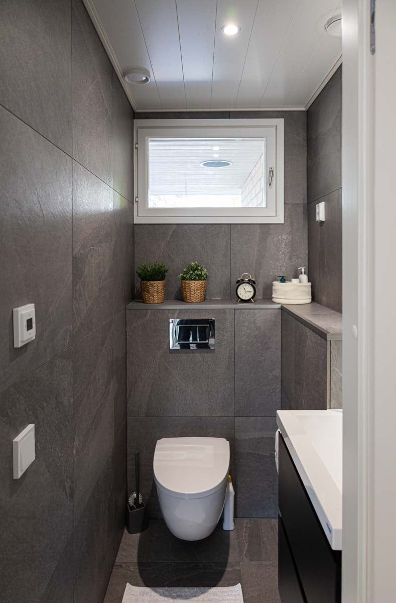 Logo LED Store: testo bianco "LED STORE" in un quadrato verde con un quadrato bianco al centro. Ideale per soluzioni di illuminazione ecologica.