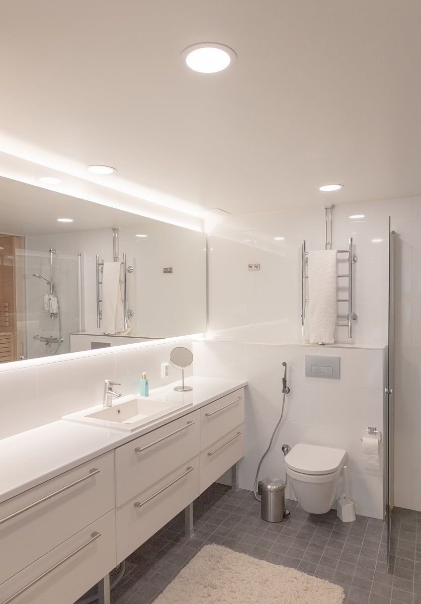 Planfond 160 fornisce una buona illuminazione generale, completata dalla luce proveniente da dietro lo specchio. ©LedStore