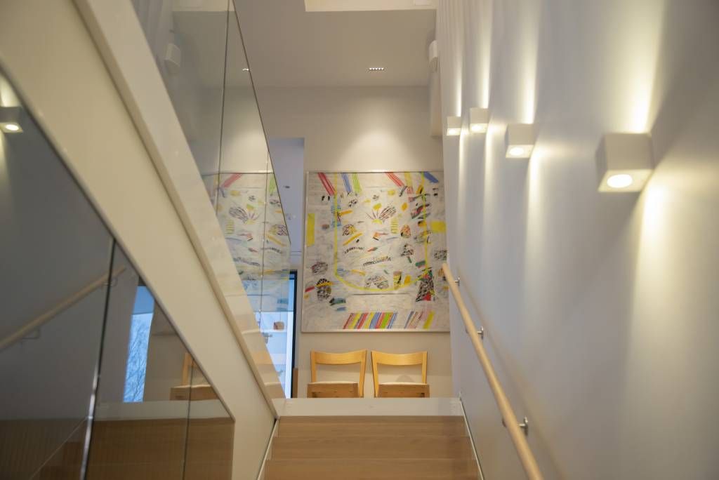 XL Cubic, apparecchi a parete CCT up e down per l'illuminazione delle scale, LINJA5 come luce da tavolo. © LedStore