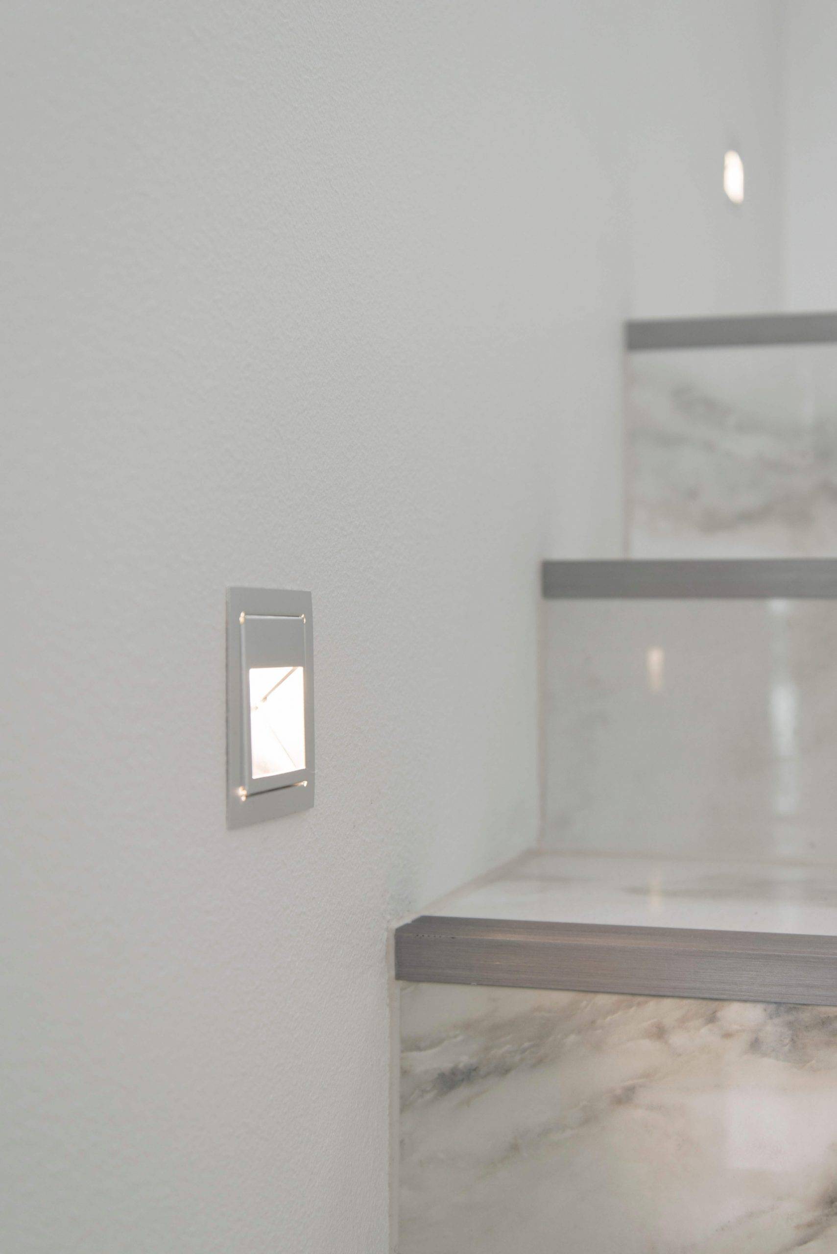 Logo LED STORE su sfondo verde con un quadrato bianco al centro, che evidenzia il tema dell'illuminazione ecologica.