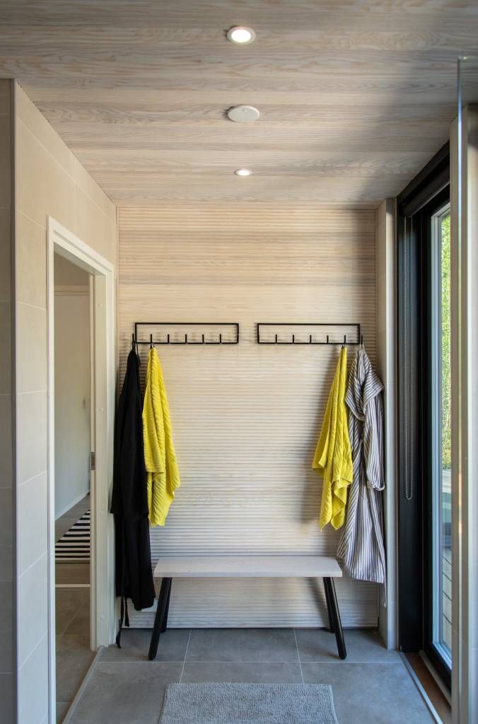 Sfondo verde con un quadrato bianco con al centro la scritta "LED STORE" in lettere maiuscole bianche.