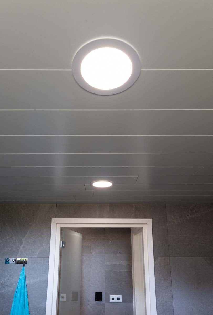 Logo LED Store: un quadrato bianco con il testo "LED STORE" in grassetto su sfondo verde. Soluzioni di illuminazione ecologica per la casa e l'azienda.