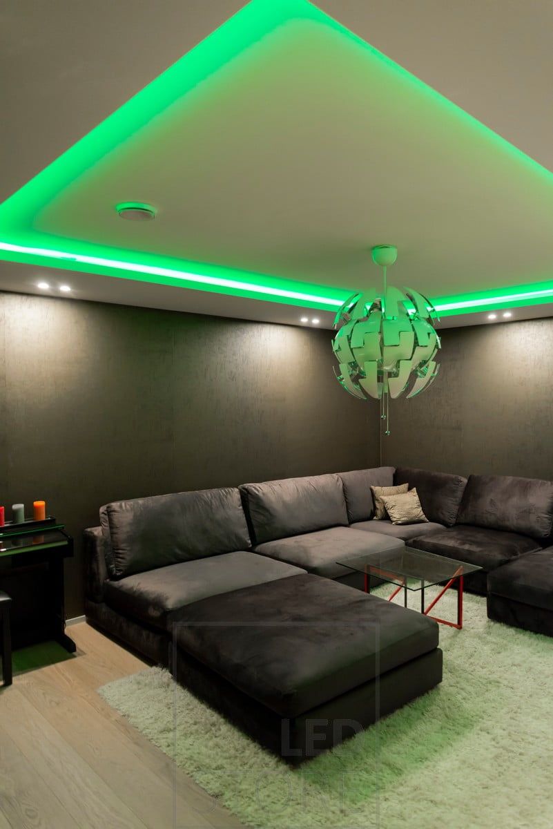 Nastro led RGB+W in scatola, ad illuminazione indiretta. I colori sono regolabili in continuo. Ledstore.fi