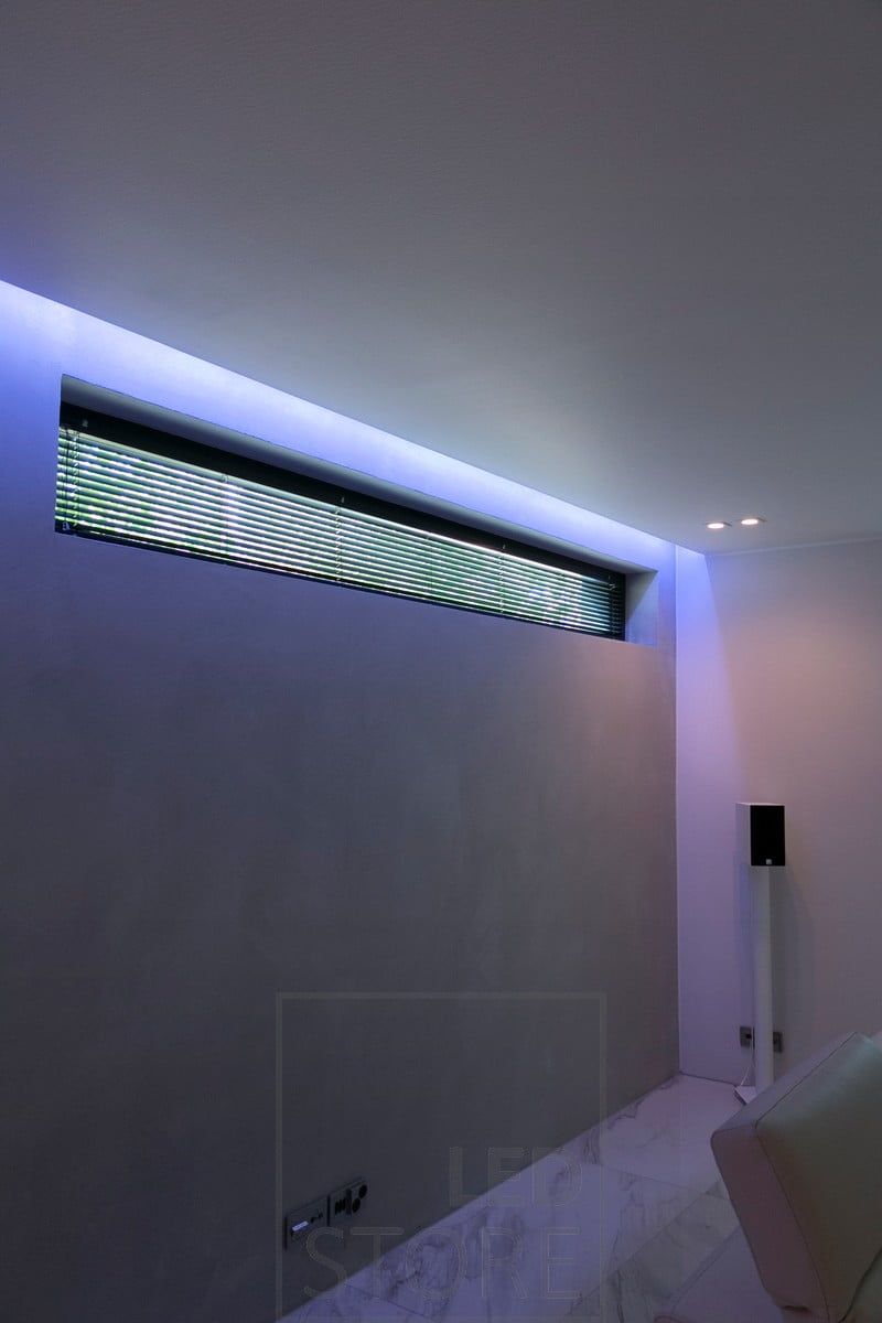 Nastro RGB che crea un'illuminazione d'atmosfera, illuminando indirettamente. I colori sono regolabili in continuo. Ledstore.fi