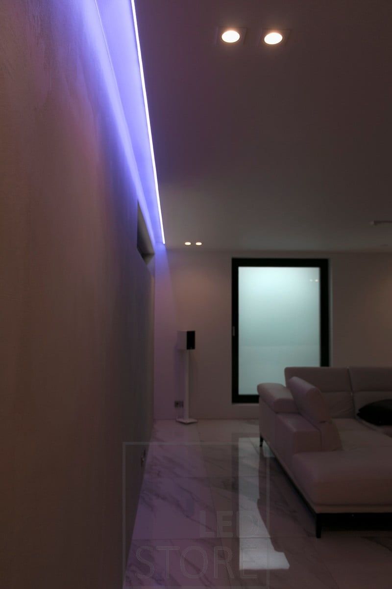 Nastro RGB+W che illumina indirettamente tra soffitto e parete. Ledstore.fi