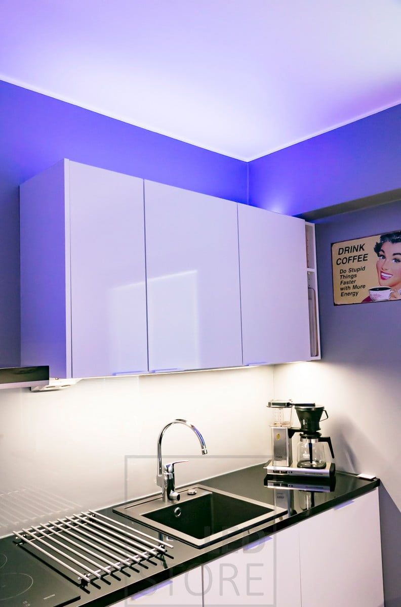 In cucina, illuminazione d'atmosfera versatile RGB+W con striscia LED, striscia LED a basso profilo sulla parte superiore dei mobili. La luce è disponibile anche in bianco 4000K, se si preferisce un'illuminazione d'atmosfera più neutra. Il piano di lavoro è illuminato da una striscia LED monocromatica. Ledstore.fi