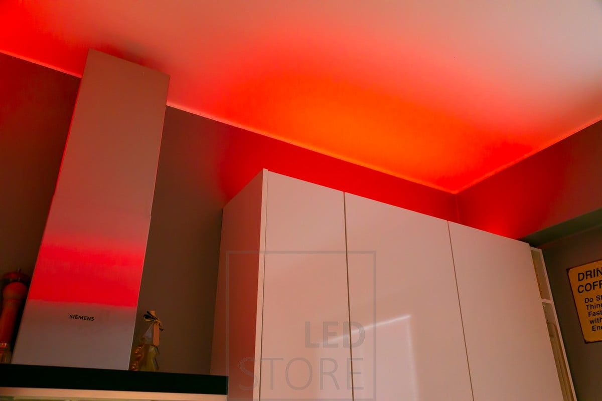 Illuminazione d'atmosfera versatile per la cucina con striscia led RGB+W. Ledstore.fi