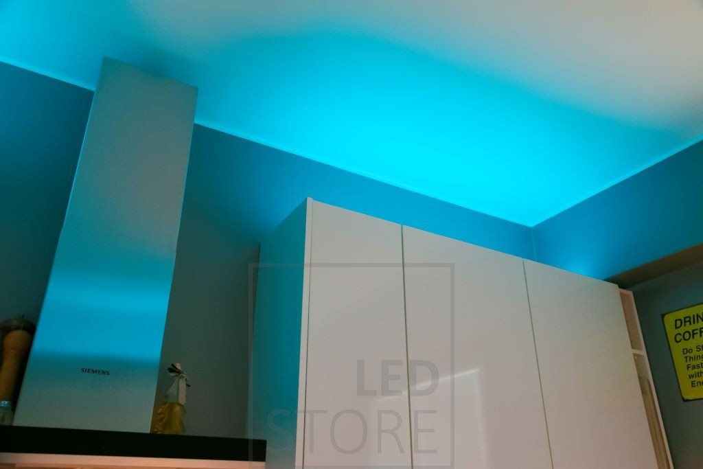 Striscia LED RGB+W per l'illuminazione d'atmosfera della cucina, striscia LED a basso profilo sulla parte superiore degli armadi. Ledstore.fi
