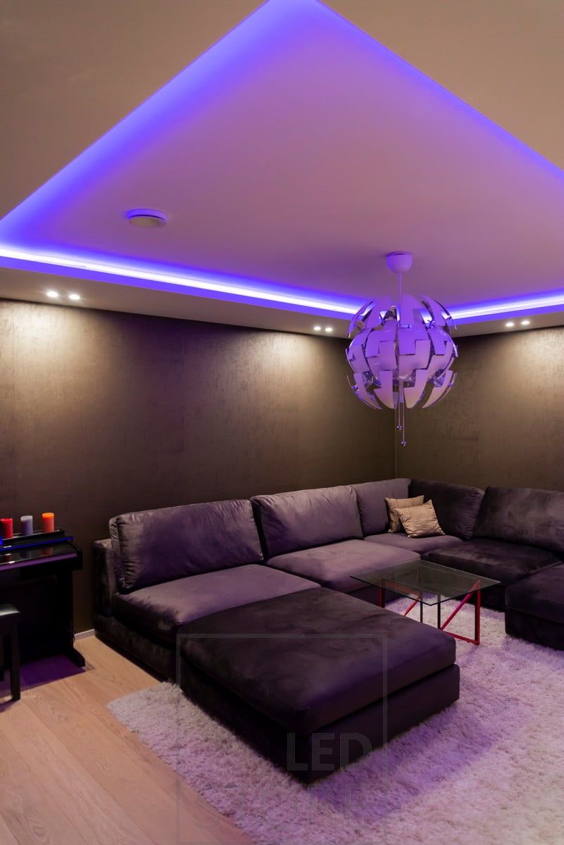 Nastro RGB+W in una scatola che illumina indirettamente l'atmosfera. I colori sono regolabili in continuo. Ledstore.fi