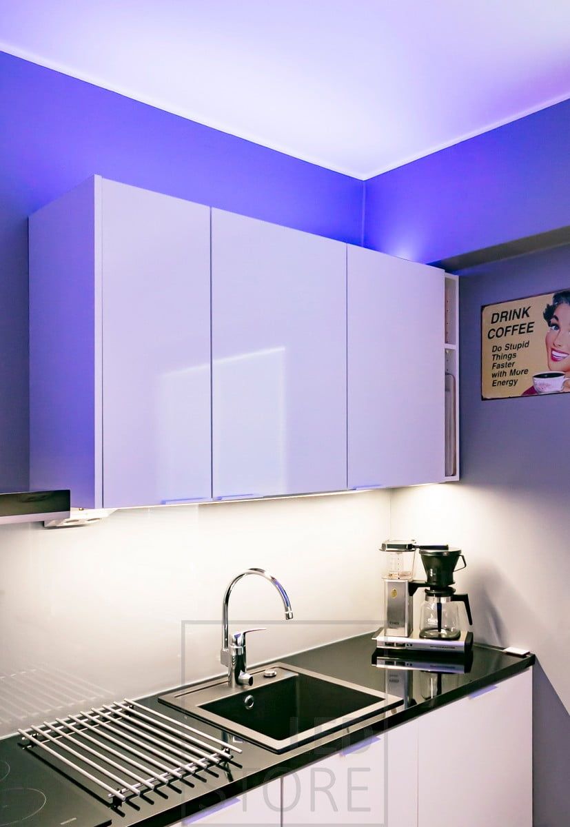 Illuminazione d'atmosfera personalizzabile in cucina sopra i pensili con striscia led RGB+W, colori della luce a variazione continua con controllo via cavo o wireless. Ledstore.fi