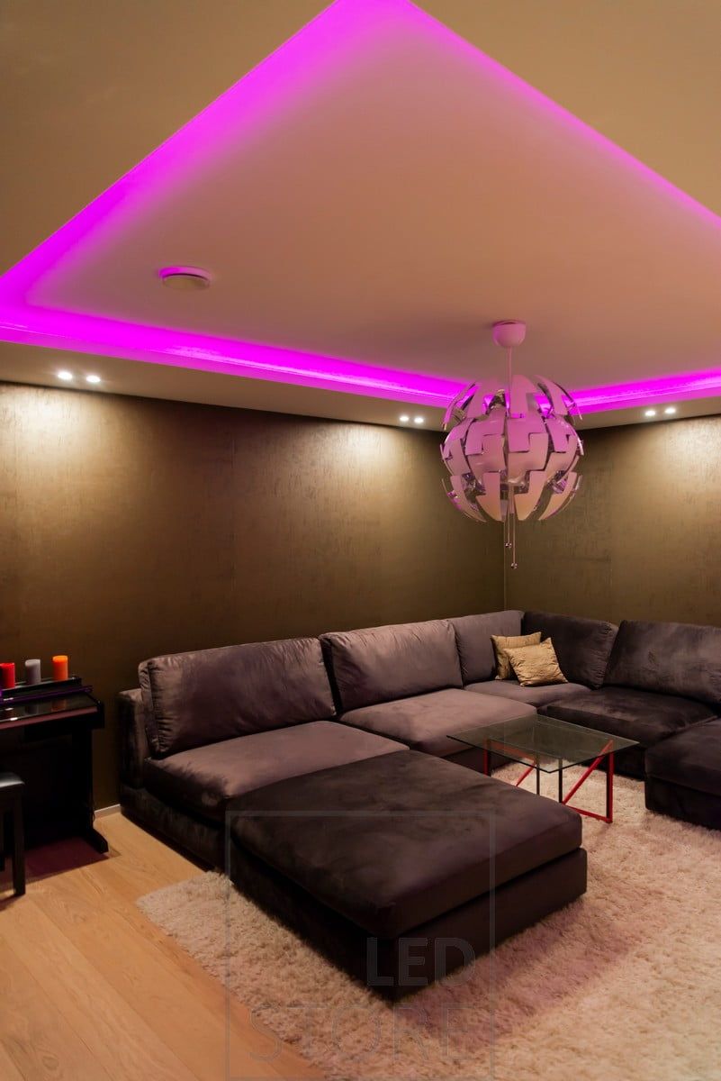 Nastro RGB+W in una rivista, con illuminazione indiretta. I colori sono regolabili in continuo in modalità wireless o con controllo fisso. Ledstore.fi