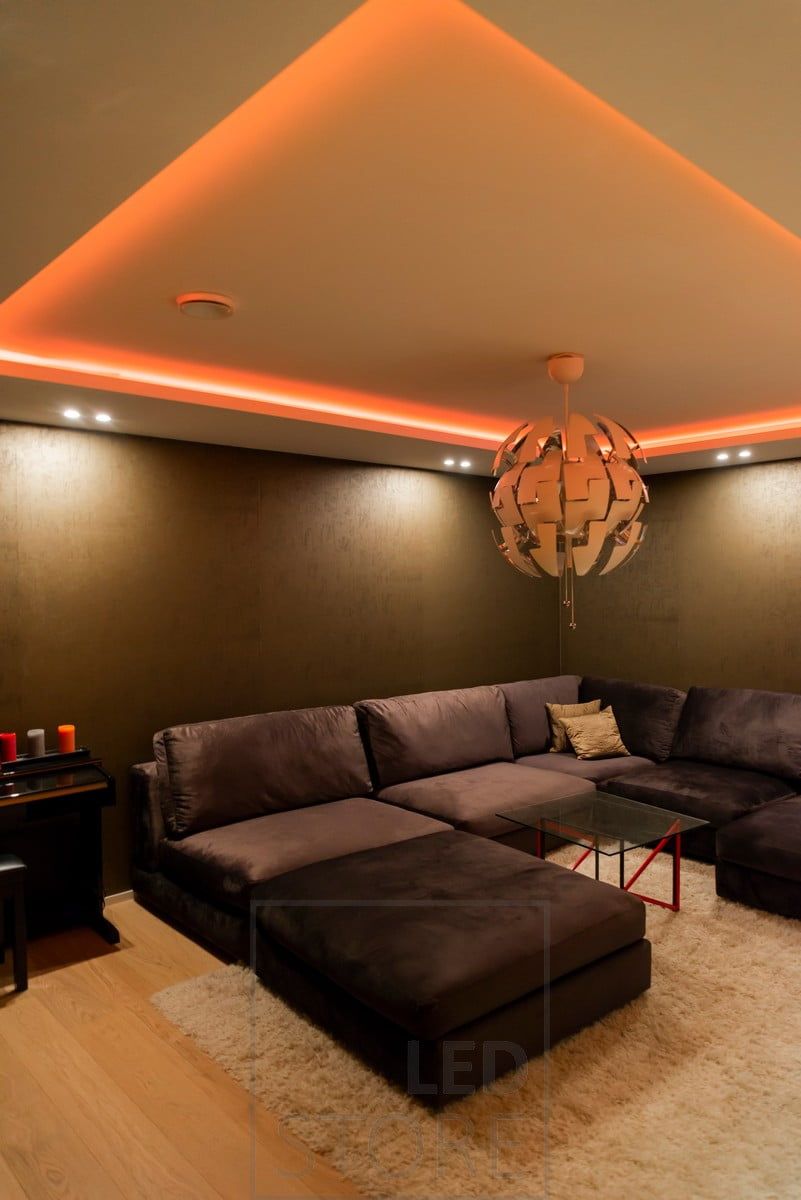 Nastro RGB+W in una rivista, con illuminazione indiretta. I colori sono regolabili in continuo. Ledstore.fi