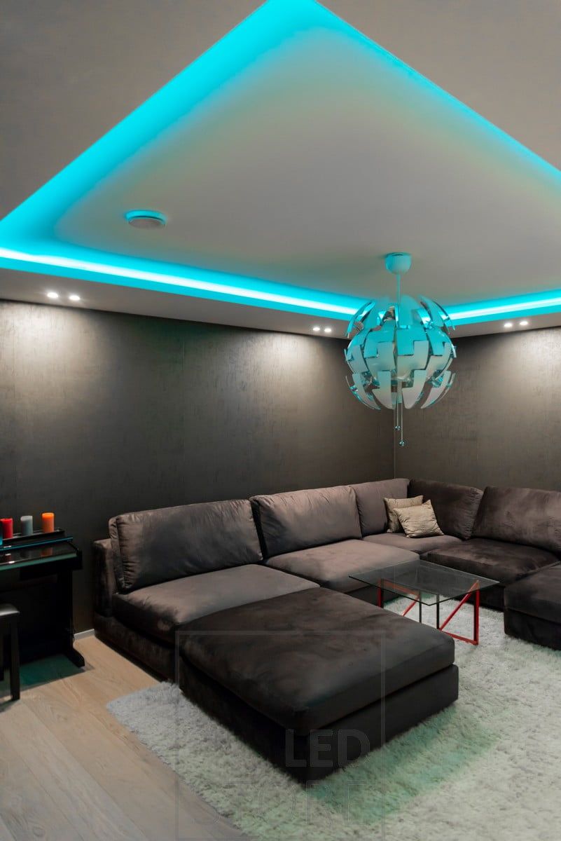 Nastro RGB+W in una rivista, con illuminazione indiretta. I colori sono regolabili in continuo. W è una luce bianca da 4000K. Ledstore.fi