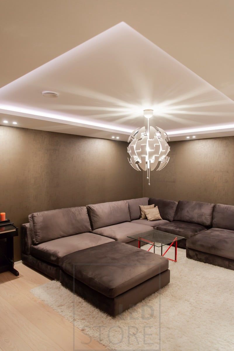 Nastro RGB+W in una clip per downlighting, che illumina indirettamente. Ledstore.fi