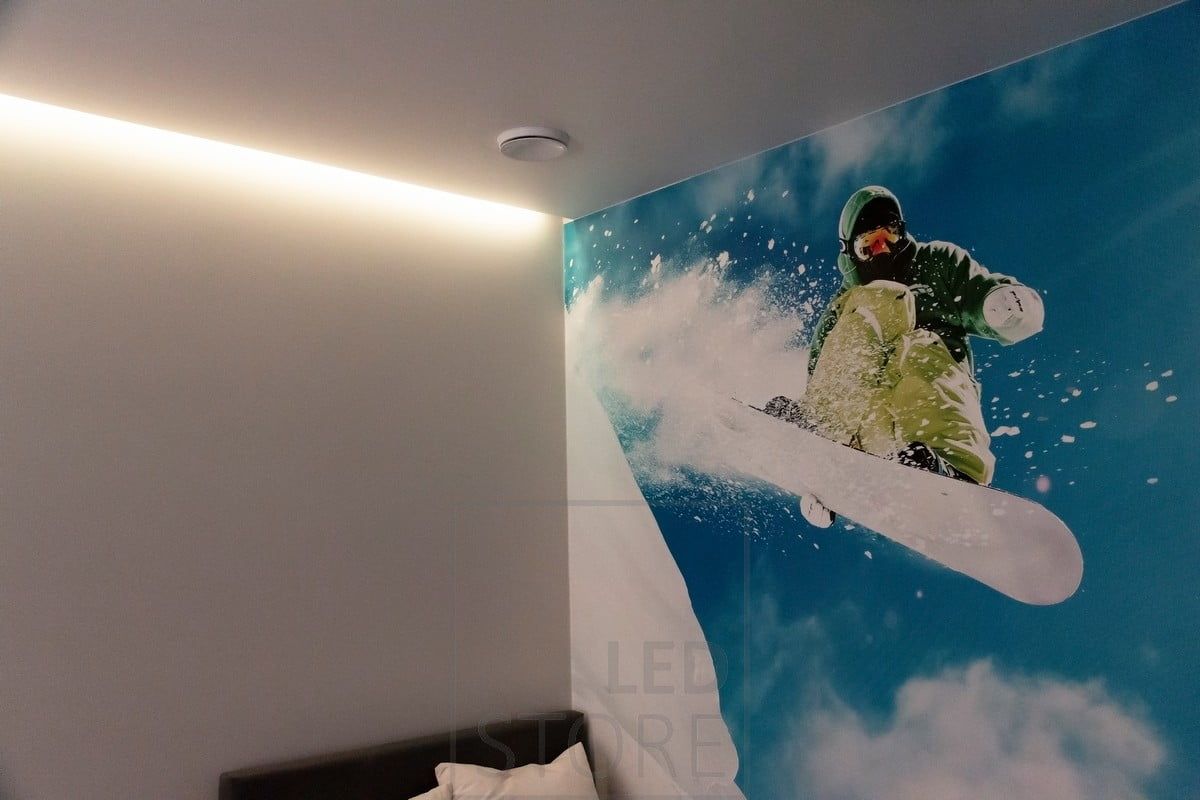 Nastro RGB che crea un'illuminazione d'atmosfera nella camera da letto, illuminando indirettamente. I colori sono regolabili in continuo. Ledstore.fi