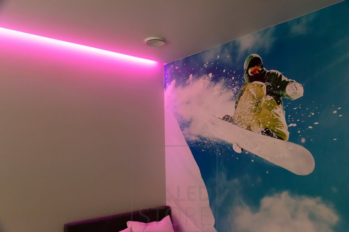 Nastro RGB che crea un'illuminazione d'atmosfera nella camera da letto, illuminando indirettamente. I colori sono regolabili in continuo, con controllo wireless o fisso. Ledstore.fi